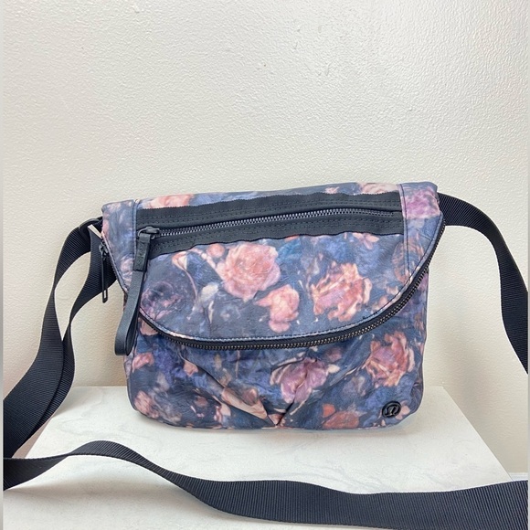Lululemon Festival Bag II 5L Frosted Rose Multi Black Crossbody - Picture 1 of 9